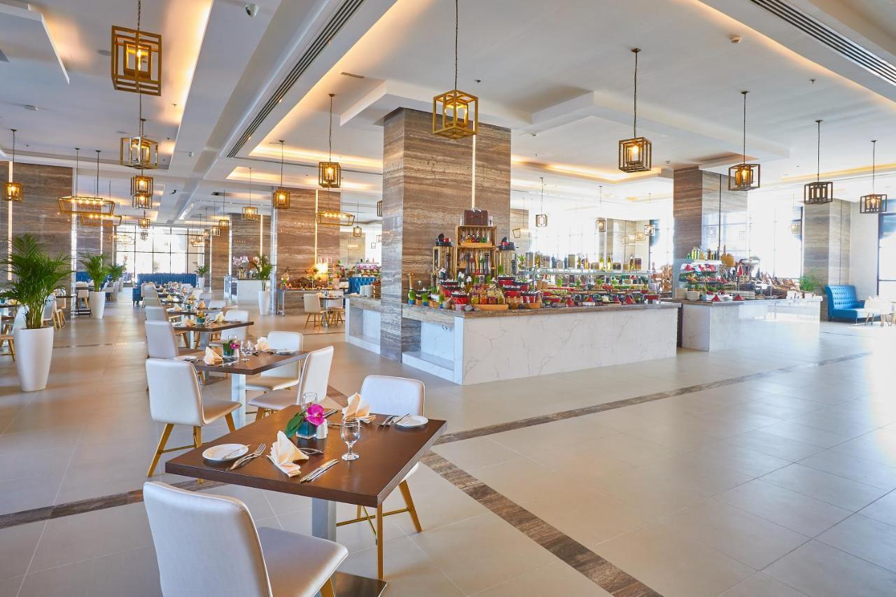 Al Bahar Hotel & Resort Fujairah Buitenkant foto The restaurant at the hotel