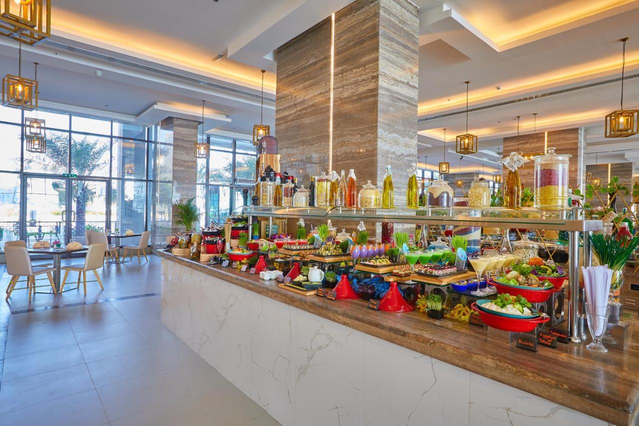 Al Bahar Hotel & Resort Fujairah Buitenkant foto The buffet at the hotel