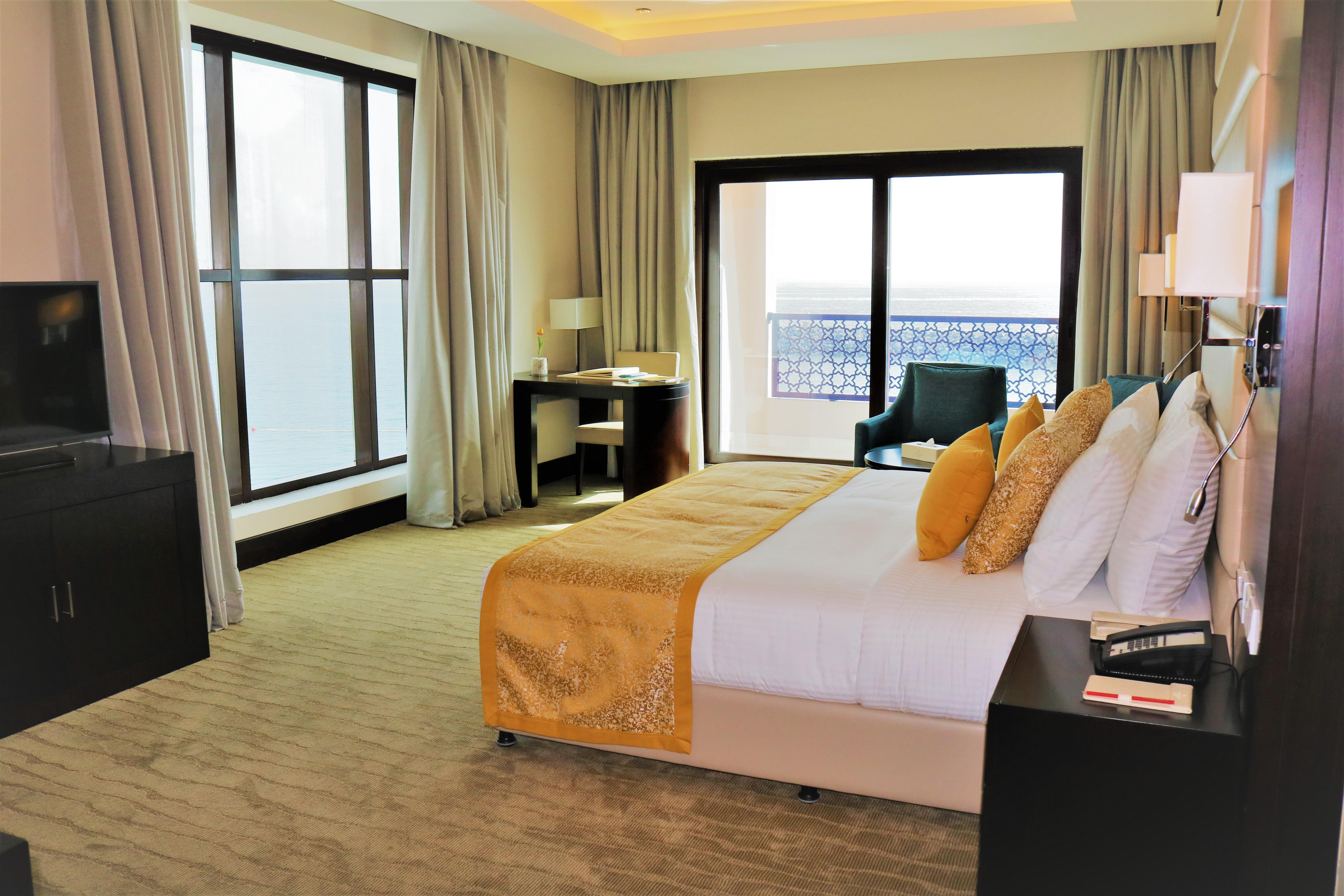 Al Bahar Hotel & Resort Fujairah Buitenkant foto A bedroom at the hotel