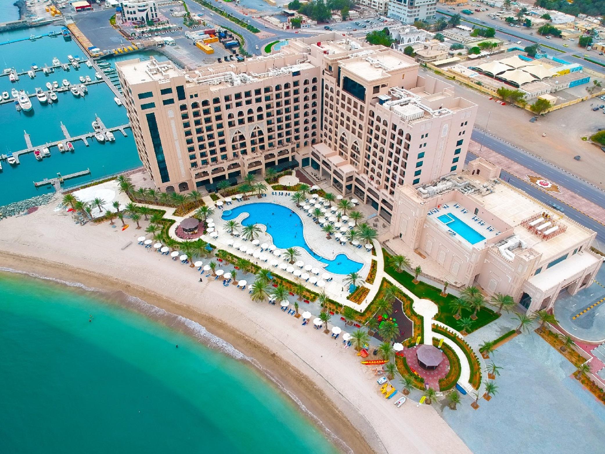 Al Bahar Hotel & Resort Fujairah Buitenkant foto Aerial view of the hotel