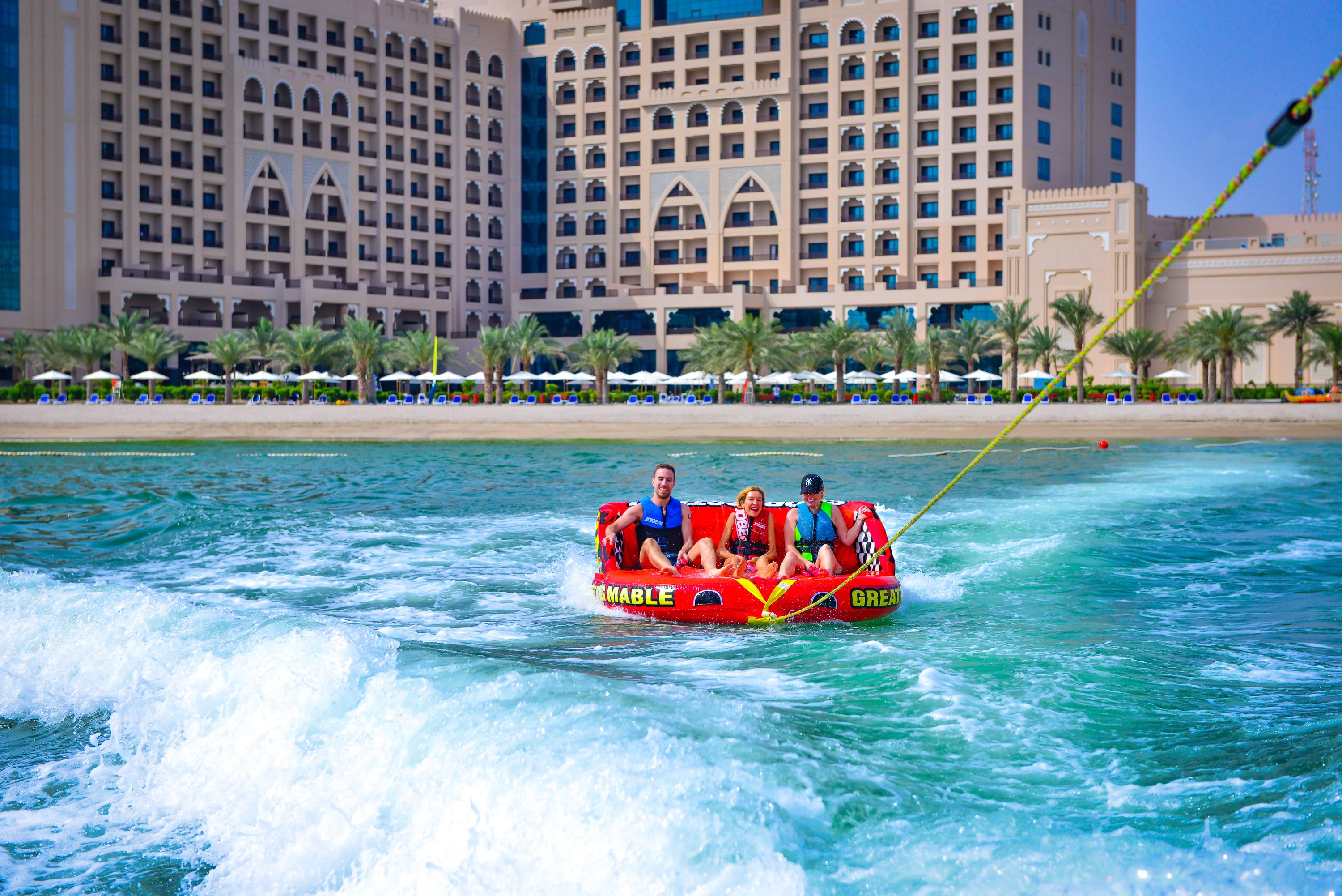 Al Bahar Hotel & Resort Fujairah Buitenkant foto A water sport at Jumeirah Beach Hotel