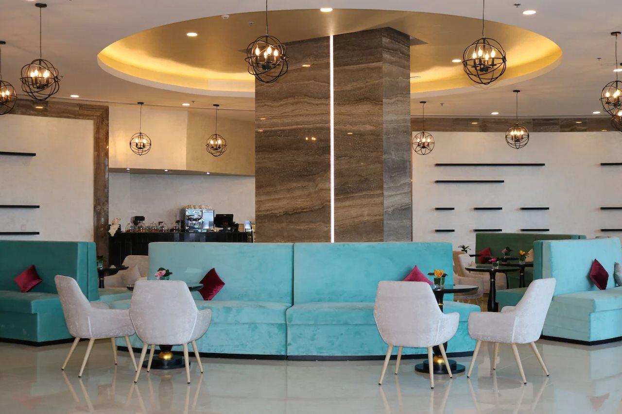 Al Bahar Hotel & Resort Fujairah Buitenkant foto The lounge at the airport