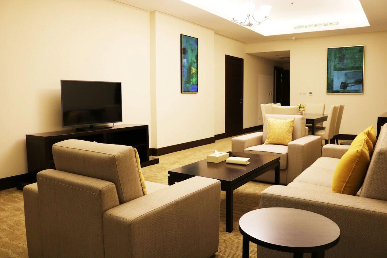 Al Bahar Hotel & Resort Fujairah Buitenkant foto A living room in a suite at the hotel