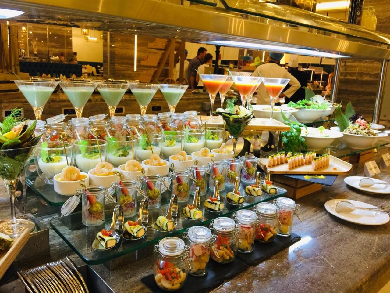 Al Bahar Hotel & Resort Fujairah Buitenkant foto A salad bar at a buffet