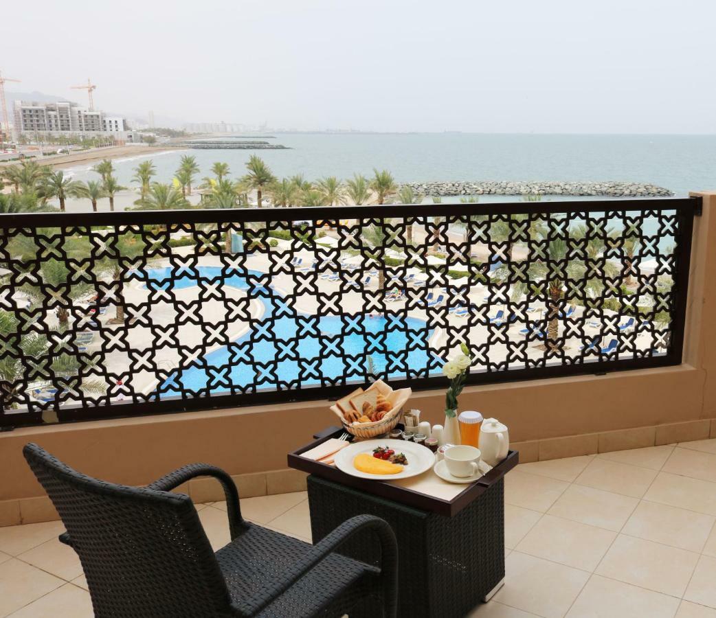 Al Bahar Hotel & Resort Fujairah Buitenkant foto A balcony at the Jumeirah Beach Hotel