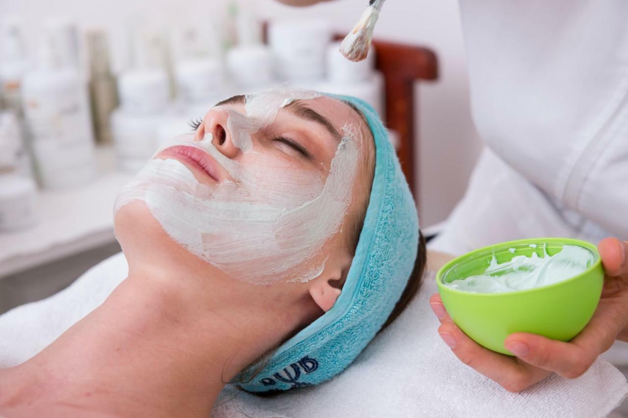 Al Bahar Hotel & Resort Fujairah Buitenkant foto A woman receiving a facial treatment